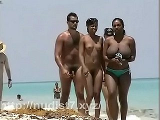 Straight from the shoulder telanjang nudist remaja pantat di pantai publik