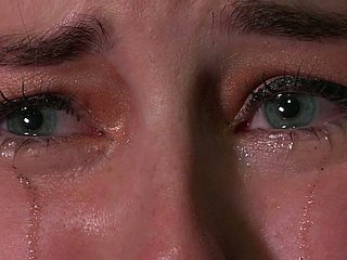 Fuckable достаточно студент получает ее лысая киска щекотали с мини вибратором