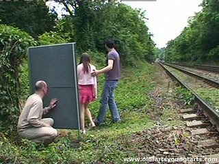 A face szarpie się podczas oglądania zewnątrz making out para