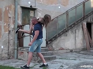 Emaciate tuổi teen Sarah Kay bắt cóc và fucked chống lại cô sẽ