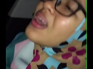 Laski alfabetyczny tudung Kena jolok dengan B dalam kereta