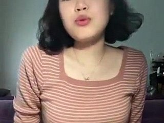 Bonito coreano menina piscando na câmera