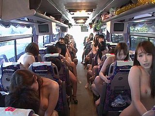 salopes japonaises sur un cram à cheval les queues des étrangers au hasard