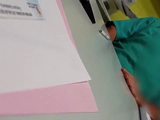 Un médecin masturbe devant un patient