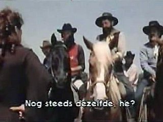 senhora elegante em lingerie branca fica doggyfucked no deserto por cowboy