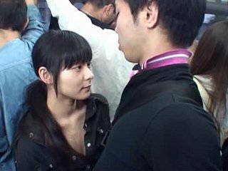 장난 꾸러기 십대 AV 갈에 버스 경련 그는의 cums까지 그녀의 남자 친구