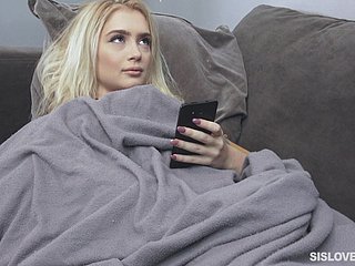 PETITE سنہرے بالوں والی Anastasia نائٹ ایک چھڑی کے لئے اس کے ٹانگوں کو پھیلانے کے لئے خوش ہے