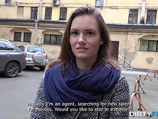 Starszy mężczyzna podnosi ładną rosyjską dziewczynę dla filmu XXX
