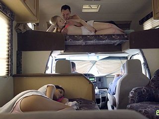 Threesome fantástico ffm fantástico com uma garota sacanagem selvagem Katya Rodriguez