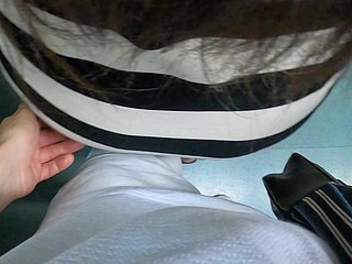 Ma femme décrit comment un étranger l'a approchée dans le acclimatize et a essayé de doigter sa chatte sous la mini-jupe
