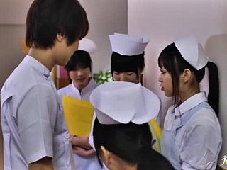Y tá Nhật Bản nóng bỏng được vuốt ve và nóng bỏng trong phòng tắm