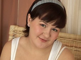 Chubby Brunette Chick Kate ama avere un cazzo fermo nei suoi buchi e bocca