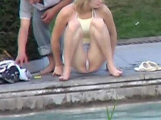 Voyeur Spy Cam cattura un sacco di upskirt calde in pubblico