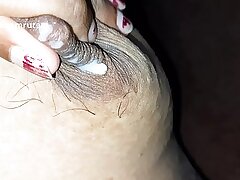 Indian Desi Bhabhi의 멋진 모유 착유 수유 및 남편 수탉은 우유를받습니다.