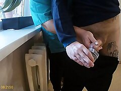 彼らはテストのために精子を服用し、看護師は私のコックからけいれんします