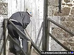 پرانے فرانسیسی دادا نے نوجوان جوڑے کے لئے جھانک لیا