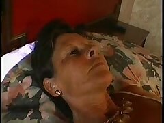 نانی اور چھوٹے لڑکے سے شادی کی