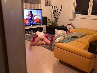 Horny Stepsister ditangkap menonton lucah dan masuk ke dalam mulutnya