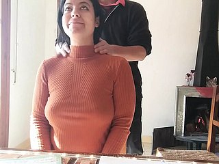 大きなお尻を持つ角質の生徒は、彼女のプライベートなレッスンを与える先生に犯されます