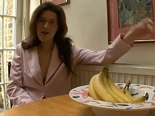ストッキングされたMILFは自宅訪問を受けます