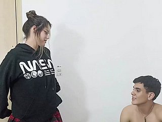 내 이복 누이가 늦게 집에 와서 하드 섹스로 그녀를 처벌합니다