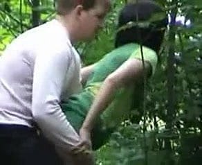 俄罗斯夫妇在森林里