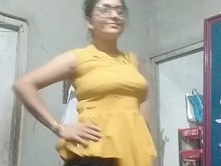 سخت بلاؤز اور چولی اور انڈرویئر میں آنٹی
