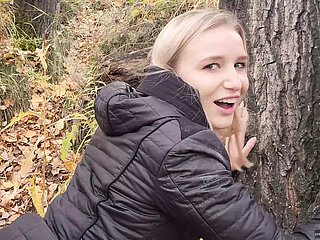 Dam demi-soeur adolescente adore baiser et avaler du sperme à l'extérieur. - POV