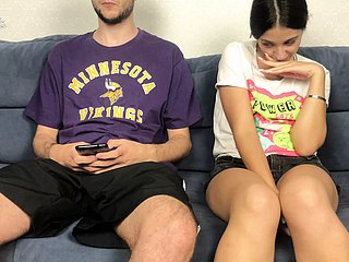 Sister Show Bespeckle Show Brothers Big Dick melalui seluar pendek dan tidak dapat menahan! Orgasme handjob bersama