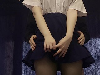 セクション勉強後に恥ずかしがり屋の日本人女子学生は彼女の猫を自慰行為します