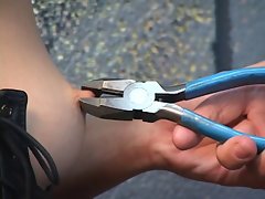 cô gái trẻ đẹp trong một corset bdsm là whipped với kìm