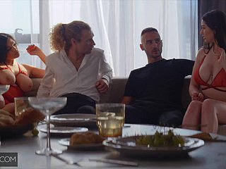 La cena degli amici si è trasformata nearly una scopata di gruppo con lo scambio di marito