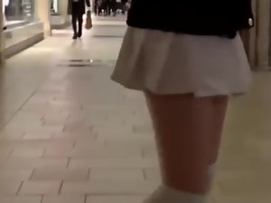 Teen wandelende winkelcentrum met vibrator