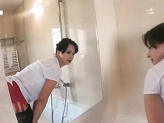میں نے اس منظر کو گرڈلس ، آفس بلاؤج اور حقیقی نایلان جرابیں میں ملبوس بنایا