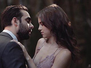 귀여운 아기 Ellie Eilish는 그녀의 용감한 애호가와 사랑을 나누고 있습니다.