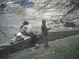 Quan hệ tình dục công khai trên đường phố