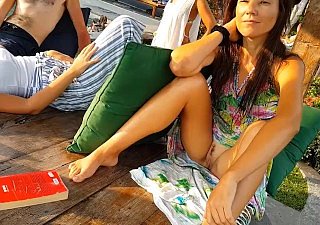 Não há mais calcinha após o chuveiro de verão # piscando na área de descanso da cesspit pública