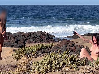 NUDIST BEACH BLOWJOB: 나는 입으로 입으로 사정하고 정액을 달라고 요구하는 계집에게 내 딱딱한 자지를 보여줍니다.