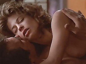 Downcast Linda Hamilton Nua em uma Cena Quente
