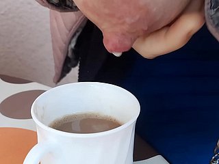 朝食はミルク入りコーヒー！