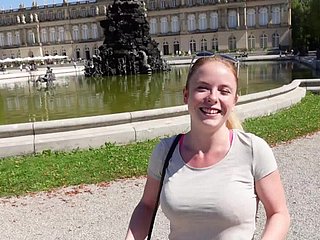 Pute publique ! Reine couronnée au château de Herrenchiemsee avec une fontaine à sperme !