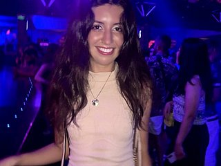 Cutie baisée dans tous les trous des toilettes de la discothèque