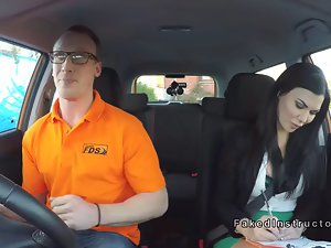 Tio golpea examinador tetona en el coche