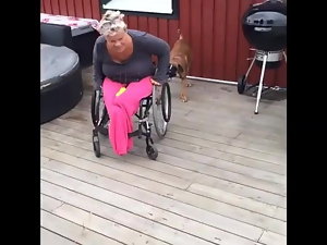 flidd around ihrem Stuhl