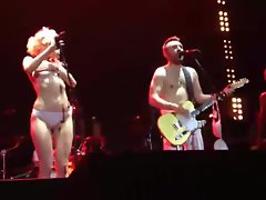 Cantante Alice Vaux Burmistrov spoglia nuda sulla scena