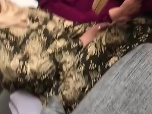 Battle-axe türkische Turban Frau in the matter of glänzenden braunen Strumpfhosen