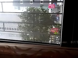 Meriam Cina (Abang Hao) di atas meja makan untuk rakan dan teman wanita