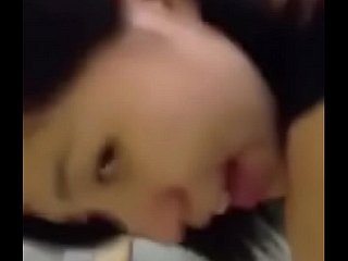 Chica asiática follada en las escaleras