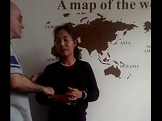 Người đàn ông Mỹ cùng vợ người Trung Quốc và cậu bé người Trung Quốc ba hàng Đông Hoản