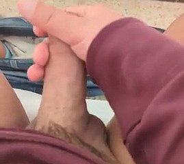 Terangsang dan kesepian = pekerjaan tangan yang kasar dan pukulan ayam.